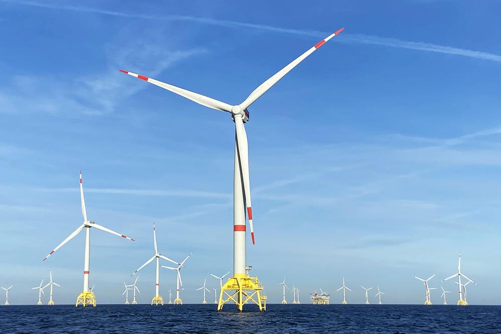 Ein Windpark im Meer