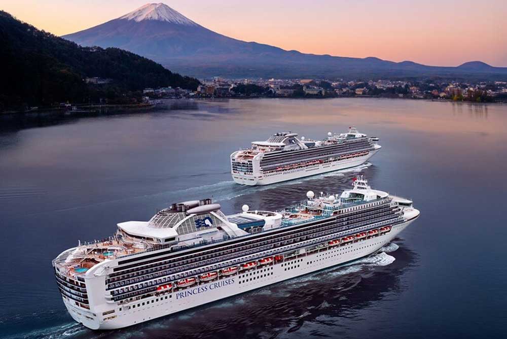 Kreuzfahrtschiffe von Princess Cruises vor Japan