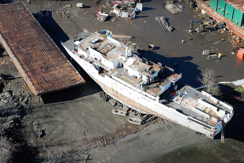 Schiffsverschrottung vor Union Bay, Vancouver Island