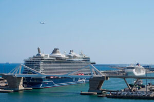 Ein Cruiser in Barcelona im Hafen