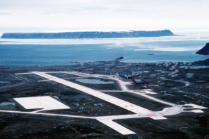 Luftaufnahme der US-Luftwaffenbasis Pituffik, ehemals Thule Air Base, Grönland