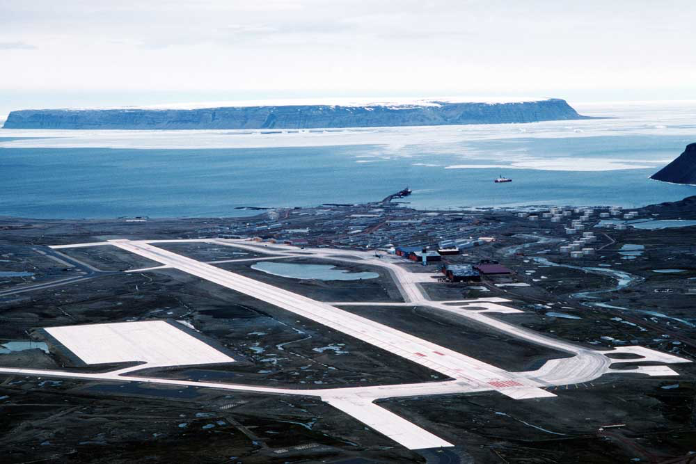 Luftaufnahme der US-Luftwaffenbasis Pituffik, ehemals Thule Air Base, Grönland