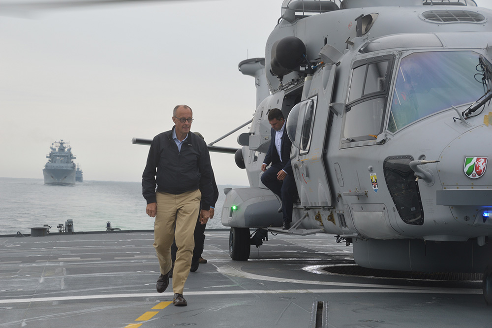 Der Kanzler ist gelandet: Friedrich Merz (CDU) besucht die deutsche Marine – zunächst das Marinekommando in Rostock und anschließend die Fregatte „Bayern“.
