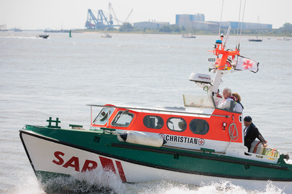 Ein Mann auf einem Schiff