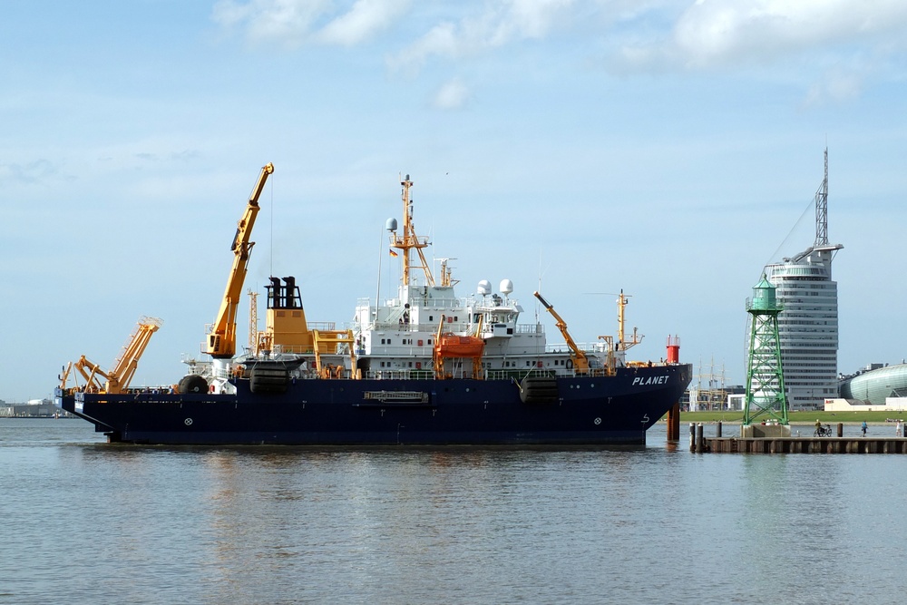Ein Schiff in Bremerhaven