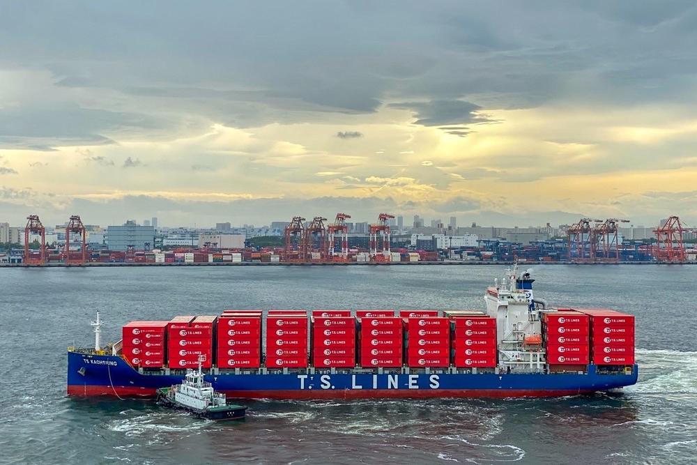 Ein Containerschiff