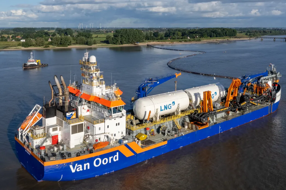 EIn Schiff auf der Elbe