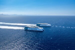 Zwei Schiffe im Wasser fahren