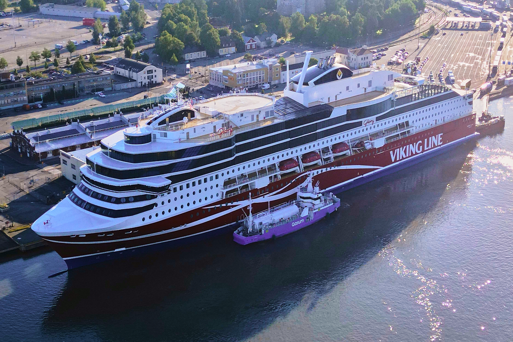 Ein Schiff im Hafen