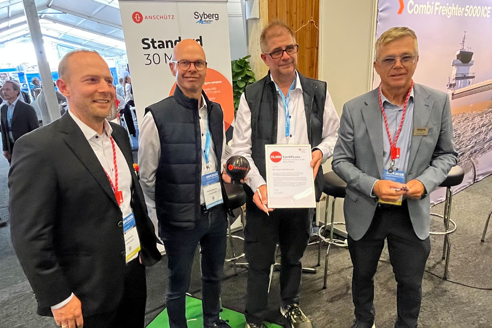 Während der Donsö Shipping Meet überreichte Volker Wenzel, Area Sales Manager Scandinavia (links), Furetank eine Gedenkurkunde