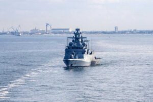 Die Korvette „F 260“ Braunschweig verlässt den Hafen von Rostock-Warnemünde während der Übung Northern Coasts 2025 im Rahmen der Übungsserie Quadriga 2025 in der Ostsee, am 04.09.2025