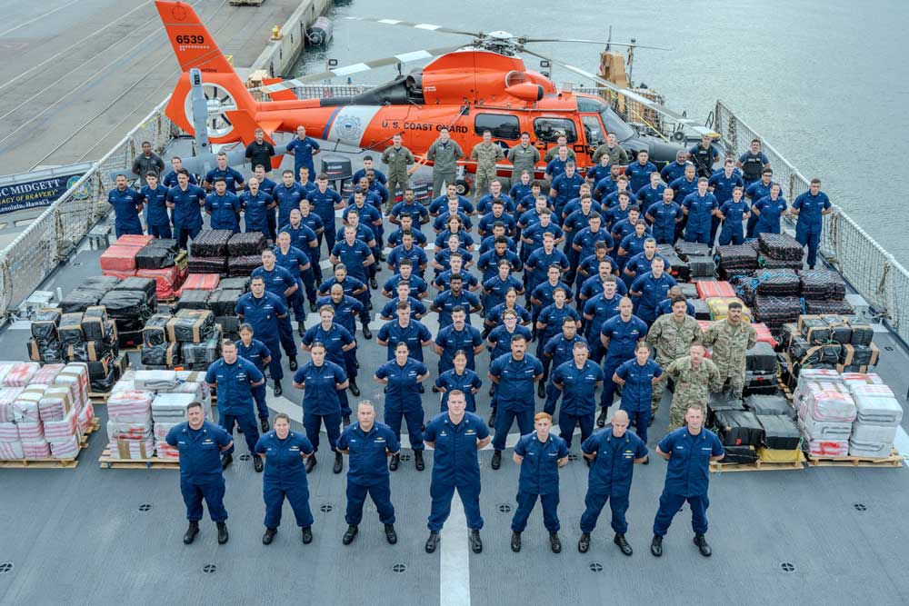 Die Crew der „Midgett“ mit den beschlagnahmten Drogen im Hafen von San Diego