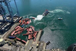 Ins Wasser gefallene Container im Hafen von Long Beach