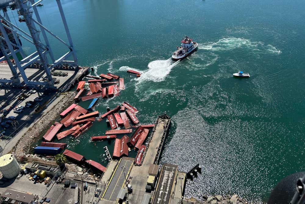 Ins Wasser gefallene Container im Hafen von Long Beach