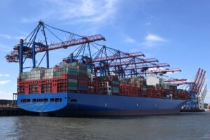 Ein Bild eines Schiffes im Hafen