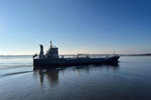 Ein Schiff auf der Elbe