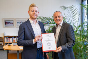 Prof. Dr. Albert Ulbertus (links) und der Rektor der Hochschule Bremen, Prof. Dr. Konrad Wolf. Copyright: HSB – Louisa Windbrake