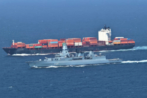 Fregatte „Hessen“ begleitet ein Handelsschiff