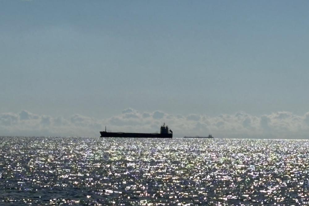 Zwei Schiffe auf Reede in der Ostsee bei Rügen