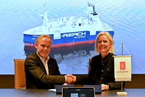 Jostein Alendal, CEO von Reach Subsea, und Lisa Edvardsen Haugan, Präsidentin von Kongsberg Maritime, unterzeichneten den Vertrag in Oslo