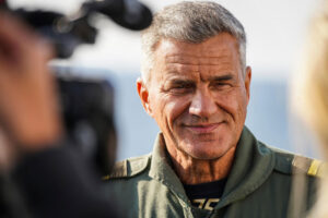 Marine: Frank Martin Lenski wird nach 44 Jahren bei der Bundeswehr mit einem großen Zapfenstreich verabschiedet