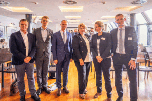 (v.l.) Joachim Zimmermann (Bayernhafen), Jannes Elfgen (HPA), Arne Gniechwitz (GSK), Steffi Wulke-Eichenberg (DEGES), Lena Bruderreck (Städtischer Hafenbetrieb Wyk auf Föhr), Niklas Baasch (GSK)