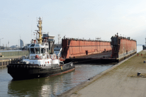 Am vergangenen Wochenende traf aus Hamburg ein Schleppzug mit dem Schwimmdock 6 der Hamburger Werft Blohm + Voss in Bremerhaven ein.