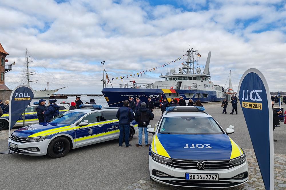 Ein Schiff und Autos vom Zoll