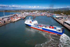Ein Hafen und ein Schiff