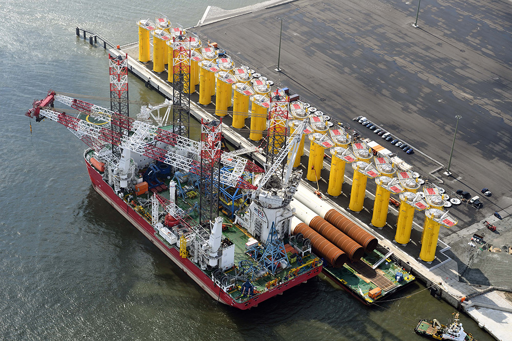An ihren Hafenterminals, wie dem Cuxport-Terminal in Cuxhaven, fungiert Rhenus als Basishafen für Offshore-Logistikaktivitäten zum Bau von Offshore-Windparks im Nordatlantik, in der Nord- und Ostsee.