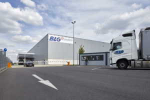 Eine Lagerhalle und ein LKW von BLG