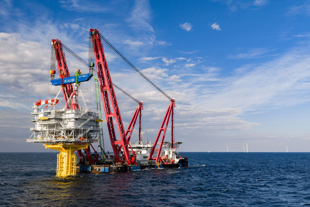 Eine von 2.500 t schweren Umspannstationen