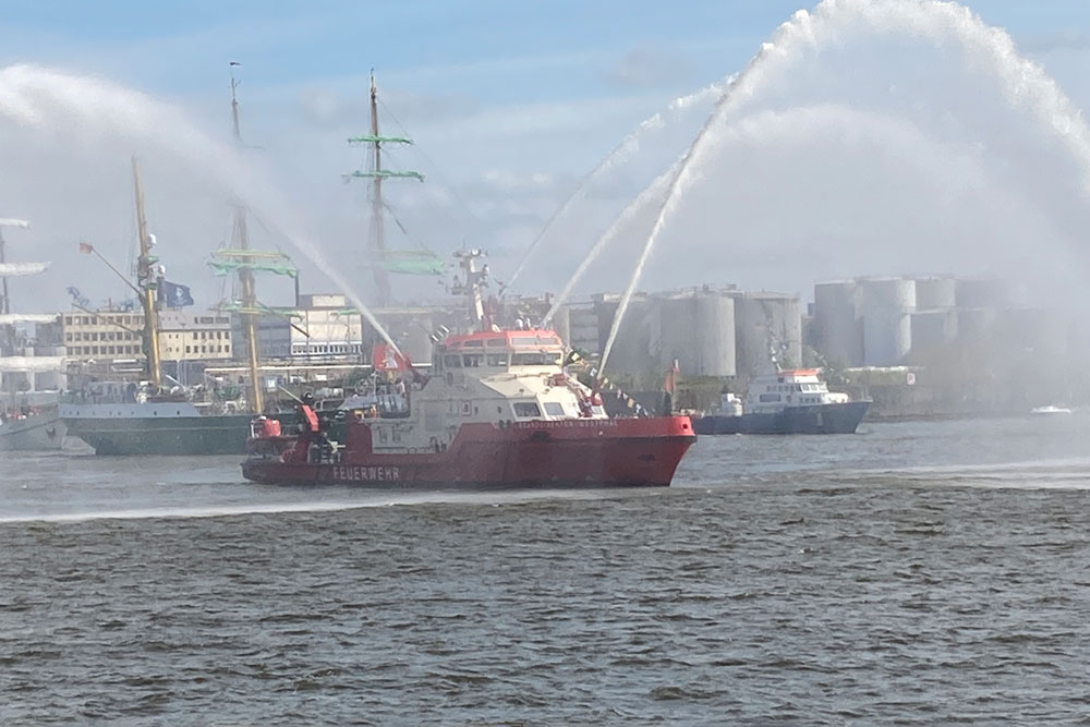 An der Brandbekämpfung war das Feuerlöschschiff "Branddirektor Westphal" beteiligt