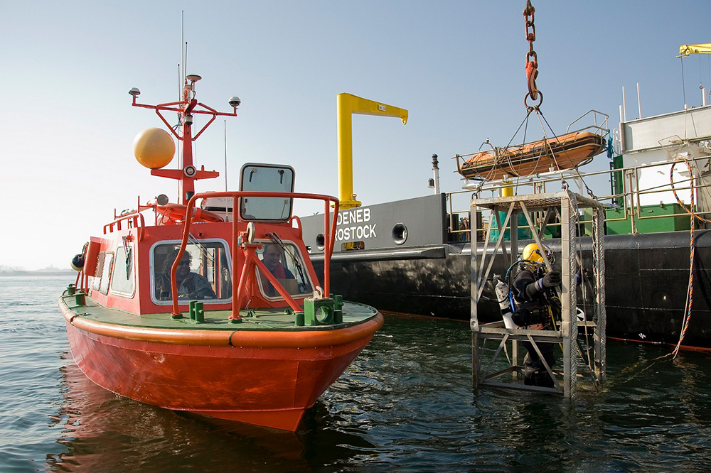 Vermessungs-, Wracksuch- und Forschungsschiff DENEB mit Taucher und Vermessungsboot