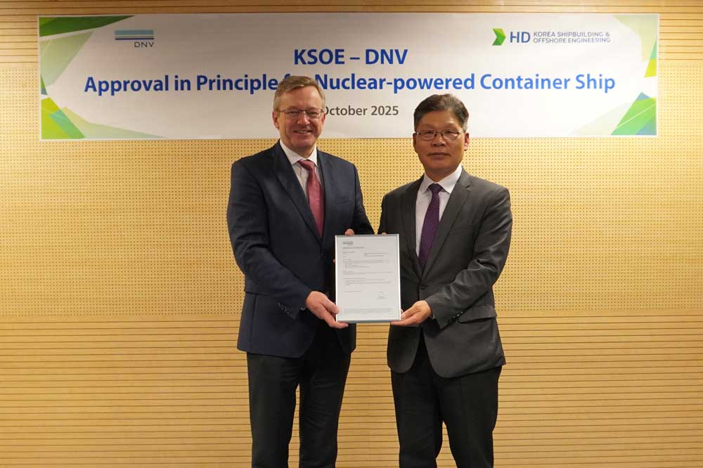 Geir Dugstad, Technischer Direktor bei DNV (l.) übergibt das AiP an Sungkon Ha, Vizepräsident von HD KSOE