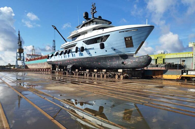 "Ocean Dreamwalker 3" bei der "neuen" Werft Astra Nord in Stralsund (© Astra Nord)