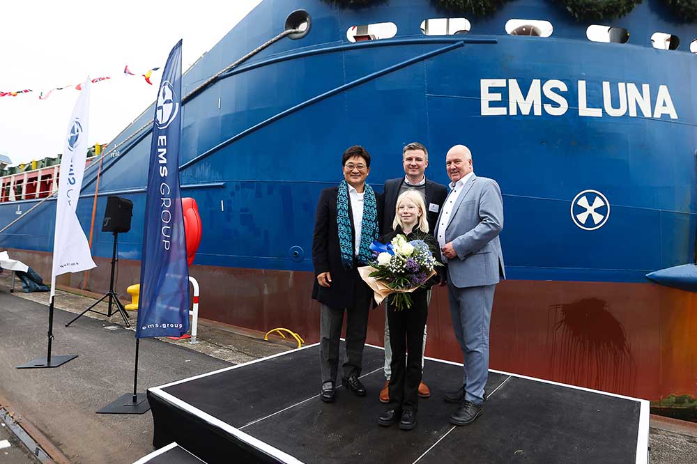 Von links: Kim Byoung Jun (Managing Director KTU Shipyard, Batam), Andreas Bergmann (CEO EMS Group) und Claus-Peter Horst (Bürgermeister Leer) mit Taufpatin Fenna Iwwerks.