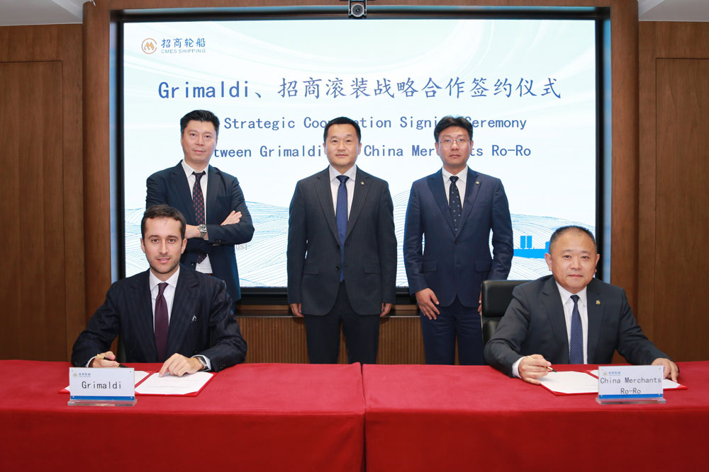 Vertreter von Grimaldi und China Merchants Shenzhen RoRo Shipping bei der Vertragsunterzeichnung
