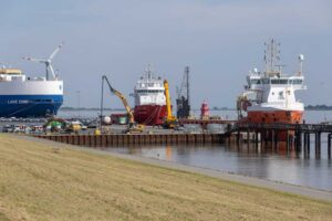 Blick auf den Emskai mit der Westmole im Emder Außenhafen