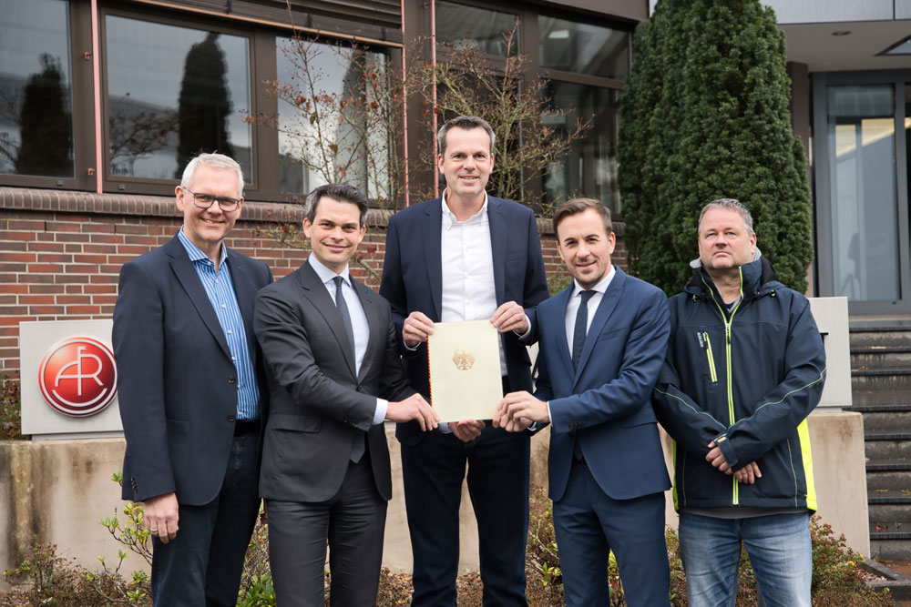 Übergabe des Föderbescheids (v.l.): Björn Thümler (Landtagsabgeordneter), Christoph Ploß (Maritimer Koordinator), Matthias Hellmann (CEO A&R), Bastian Ernst (Bundestagsabgeordneter) und Andreas Brehme (A&R F&E)