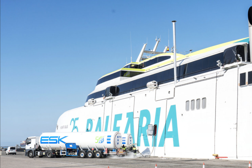 Ein Schiff bei der Betankung
