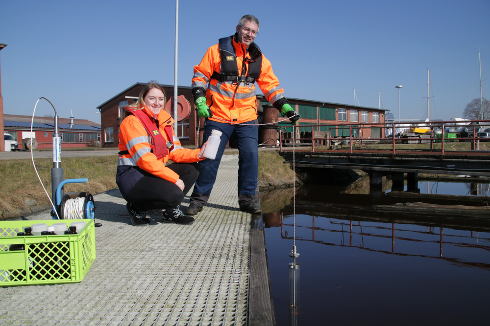 Zwei Menschen im Hafen