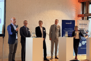 Menschen in einer Paneldiskussion