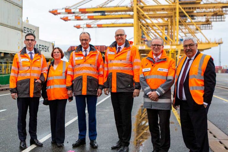 V. l.: Matthias Magnor, Vorstandsvorsitzender von BLG LOGISTICS, Kristina Vogt, Bremens Senatorin für Häfen, Wirtschaft und Transformation, Bundeskanzler Friedrich Merz, der Präsident des Senats der Freien Hansestadt Bremen, Andreas Bovenschulte, Michael Blach, BLG-Vorstandsmitglied und EUROGATE-Gruppengeschäftsführer sowie Melf Grantz, Oberbürgermeister der Stadt Bremerhaven auf dem Containerterminal Bremerhaven.