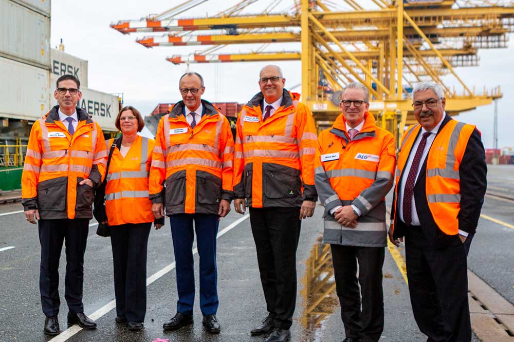 V. l.: Matthias Magnor, Vorstandsvorsitzender von BLG LOGISTICS, Kristina Vogt, Bremens Senatorin für Häfen, Wirtschaft und Transformation, Bundeskanzler Friedrich Merz, der Präsident des Senats der Freien Hansestadt Bremen, Andreas Bovenschulte, Michael Blach, BLG-Vorstandsmitglied und EUROGATE-Gruppengeschäftsführer sowie Melf Grantz, Oberbürgermeister der Stadt Bremerhaven auf dem Containerterminal Bremerhaven.