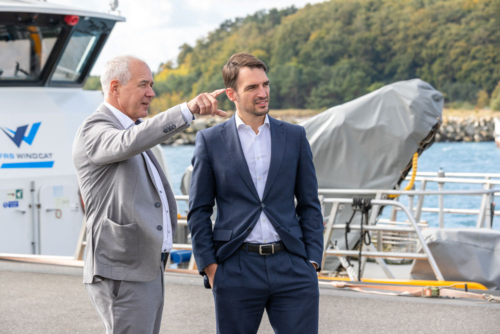Henry Forster, Geschäftsführer von Mukran Port (links), mit Felipe Montero, CEO von Iberdrola Deutschland