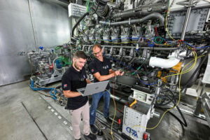 Gemeinsam mit Partnern wie Woodward L'Orange und WTZ Roßlau hat Rolls-Royce Power Systems den ersten rein mit Methanol angetriebenen Motor erfolgreich getestet
