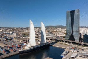 „Neoliner Origin“ vor dem Firmengebäude von CMA CGM