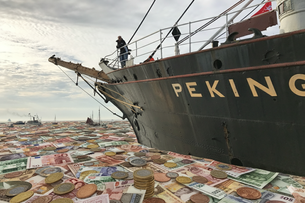Ein Schiff im Meer voller Geld