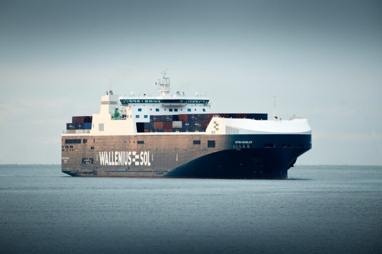 Ein Schiff in Fahrt